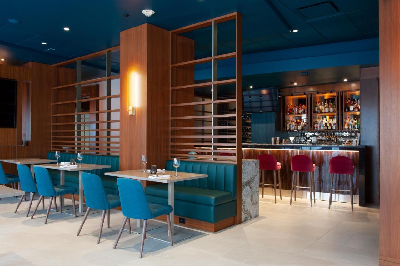 Matrix Hotel Эдмонтон Экстерьер фото
