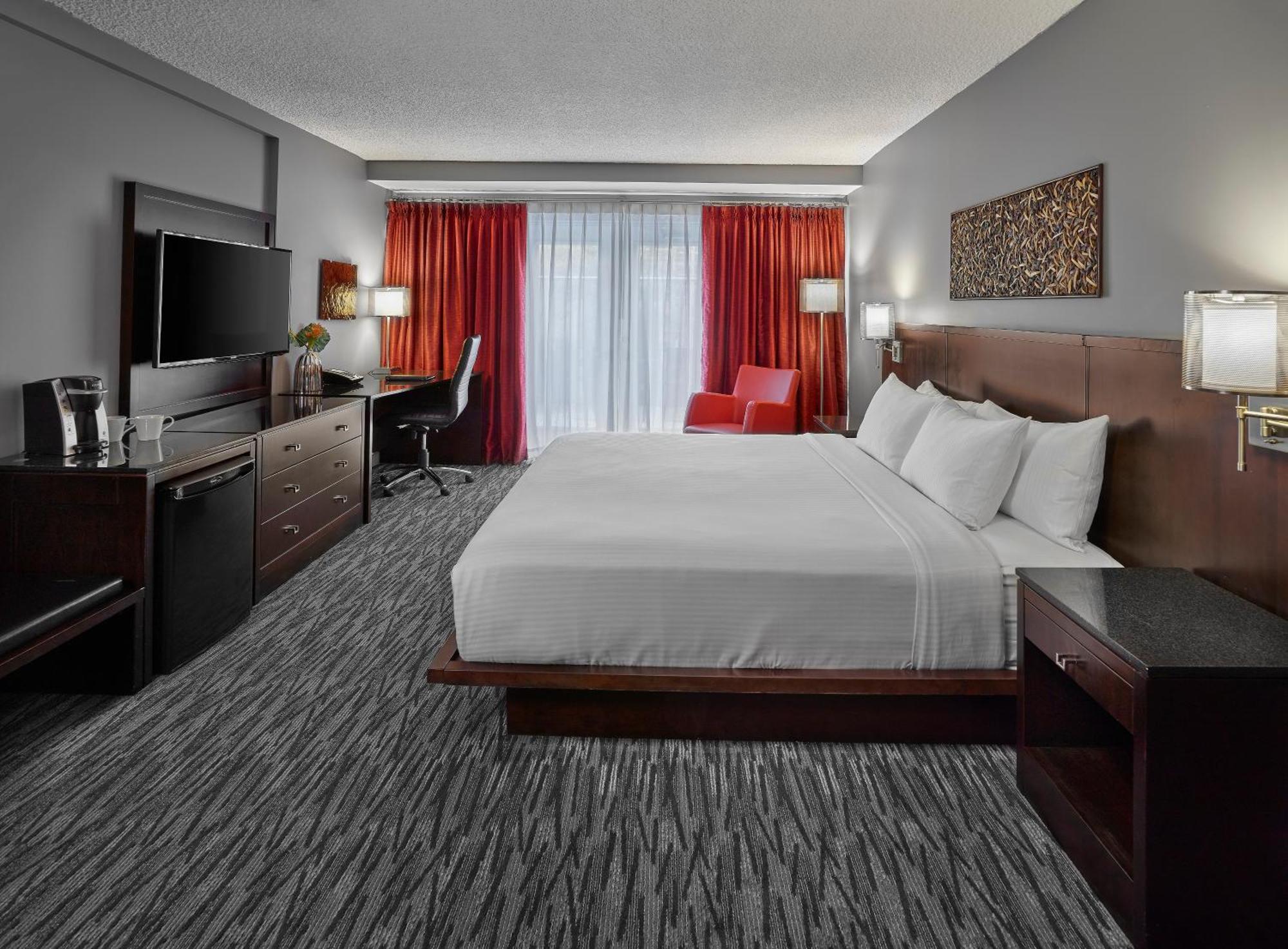 Matrix Hotel Эдмонтон Экстерьер фото