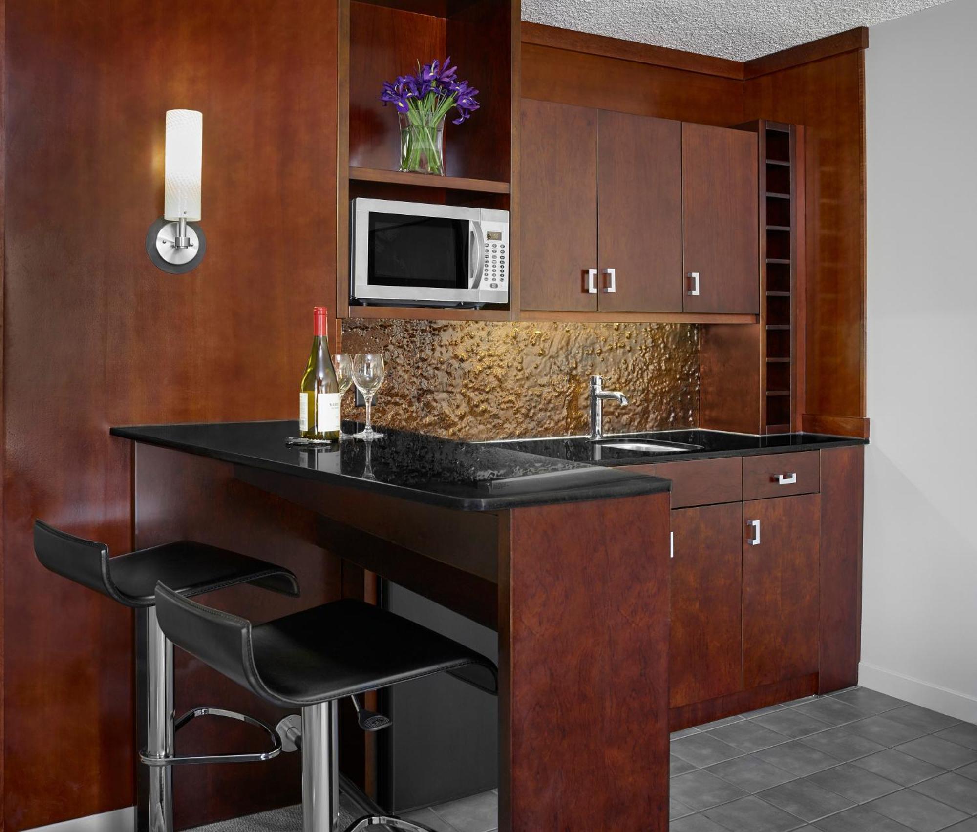 Matrix Hotel Эдмонтон Экстерьер фото