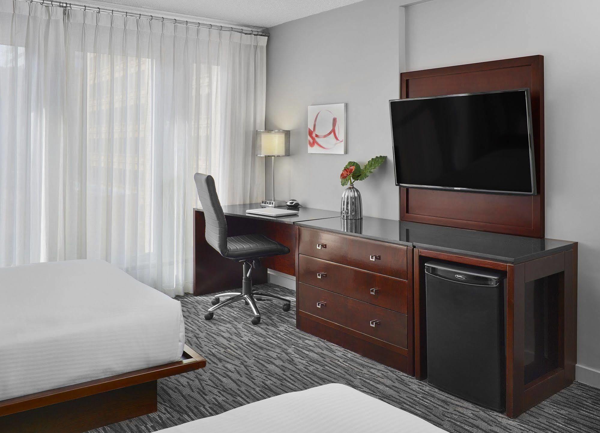 Matrix Hotel Эдмонтон Экстерьер фото